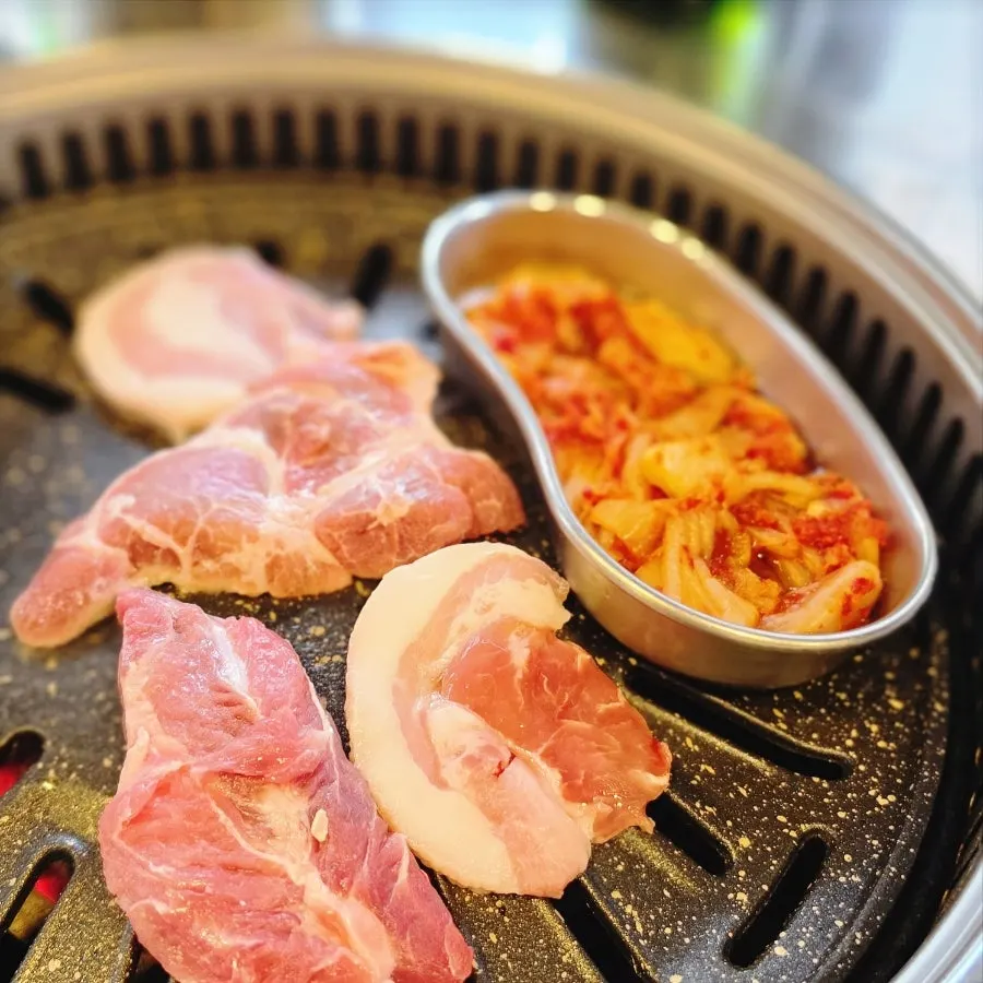 고기와 함께 놓인 소주와 맥주