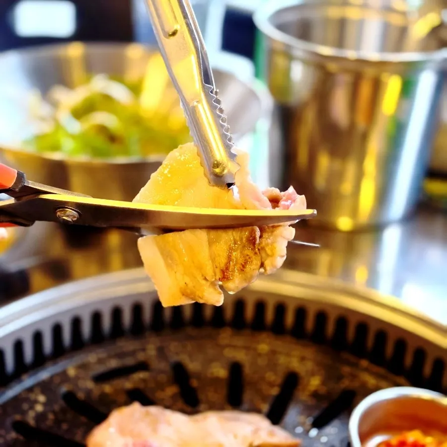 테라스에서 술과 함께 즐기는 저녁 상차림