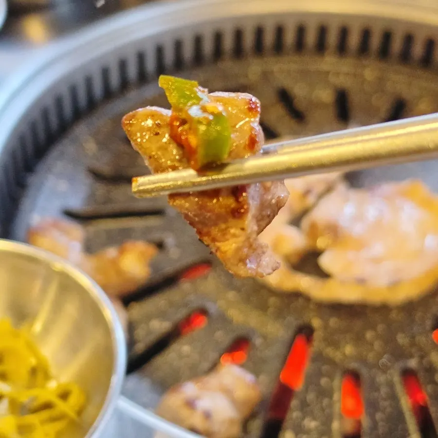 다 구워진 낙엽살 한 점