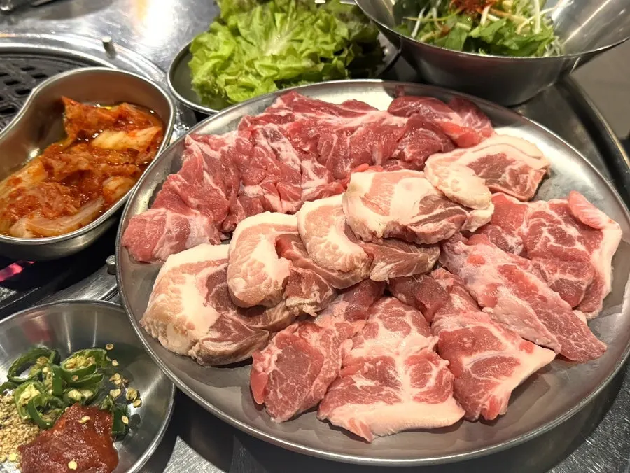 불판 위에서 구워지는 제주 꼬들살