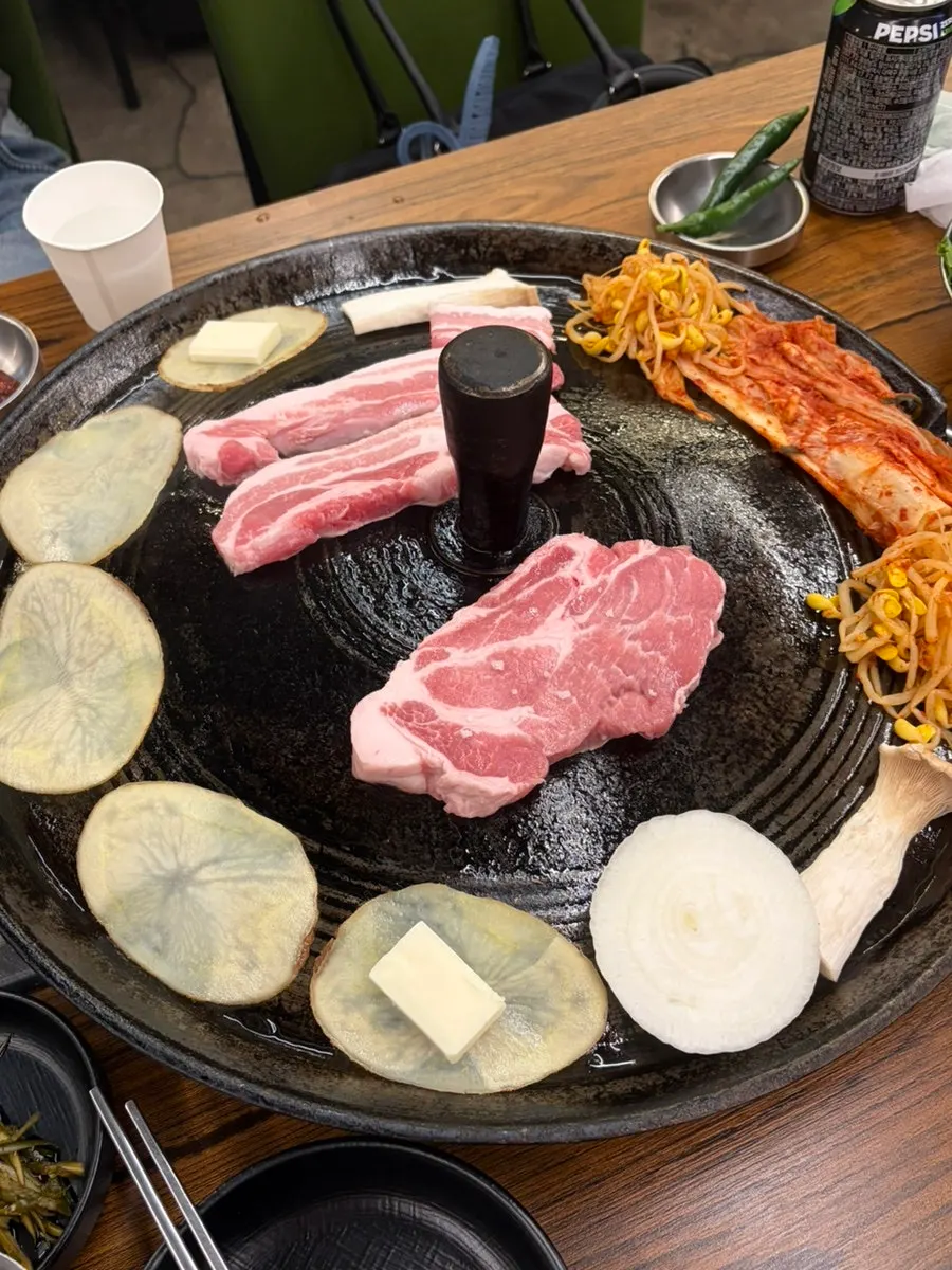 솥뚜껑 김치삼겹살 세트 구성