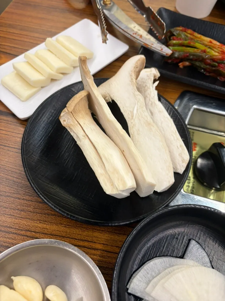 쌈채소와 밑반찬 상차림