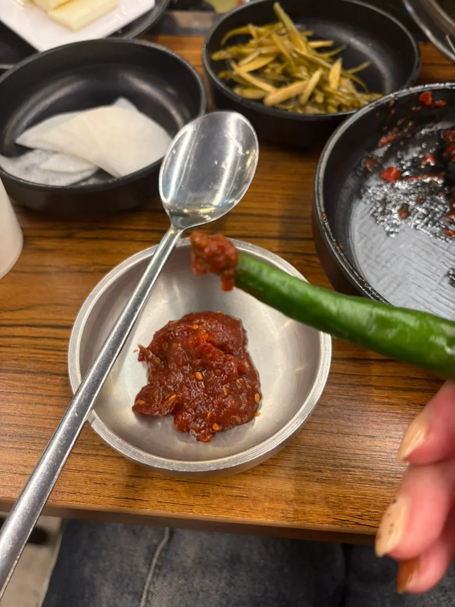 버섯 등 반찬을 채운 셀프바