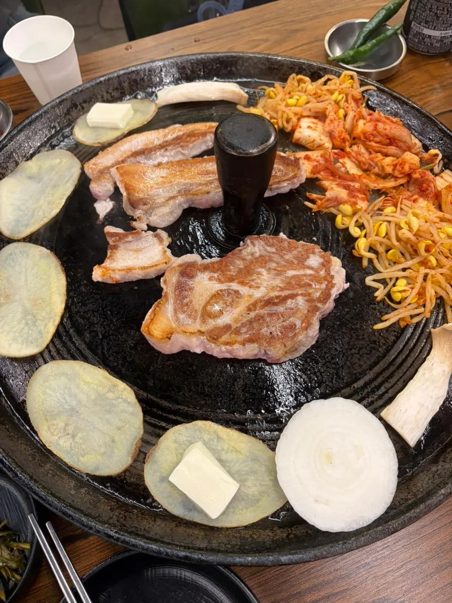 솥뚜껑 위에서 익는 두툼한 고기