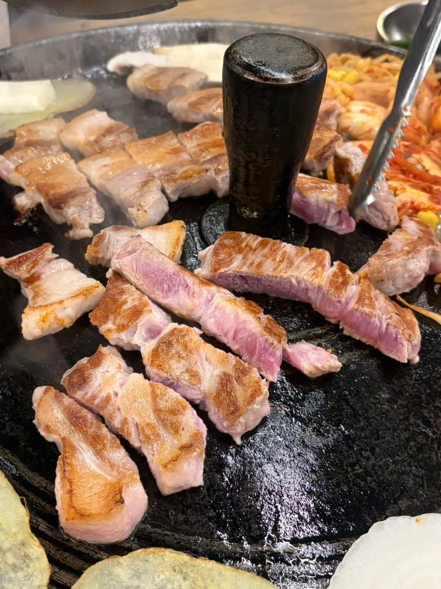 뜨거운 솥뚜껑 불판과 고기