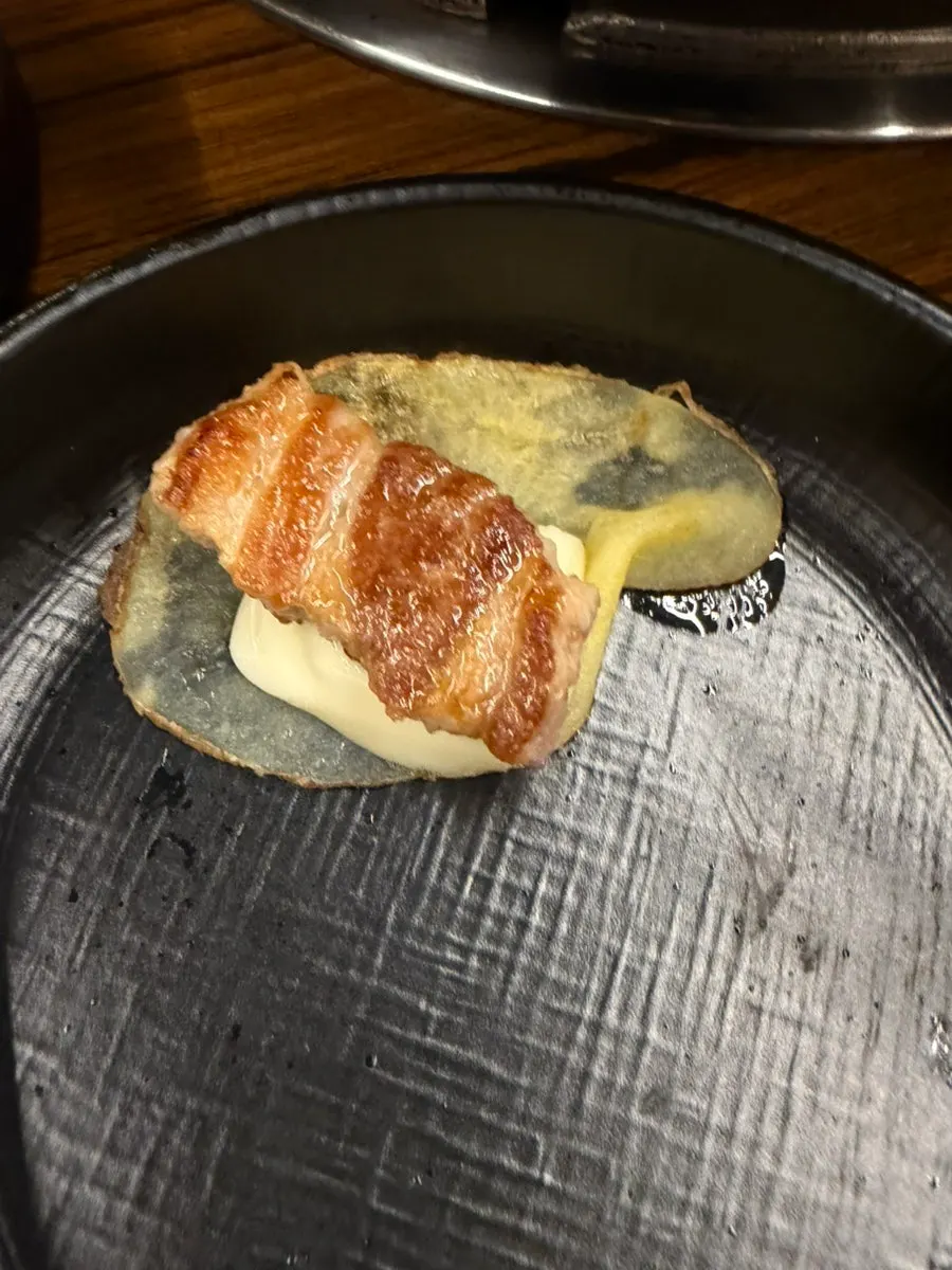 노릇하게 구운 고기 단면