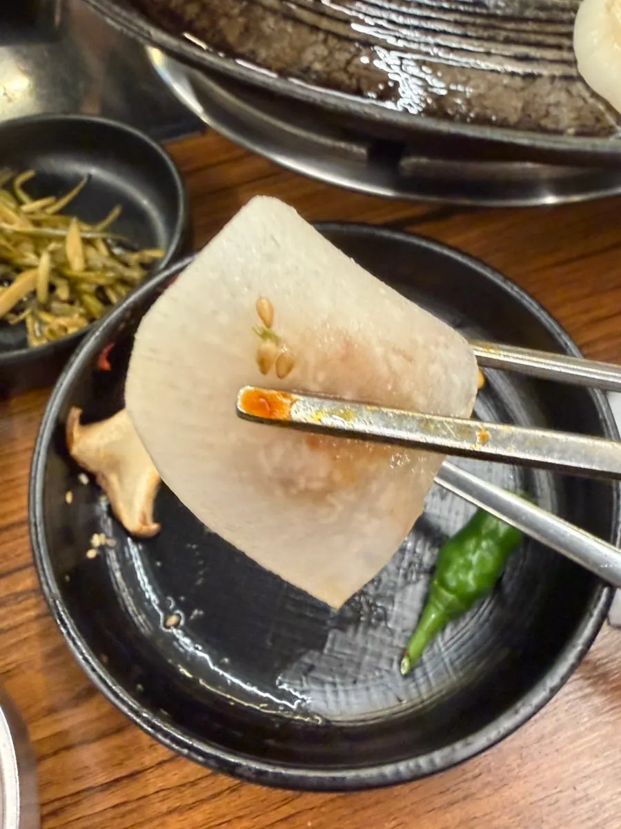 먹기 좋게 구운 솥뚜껑 고기