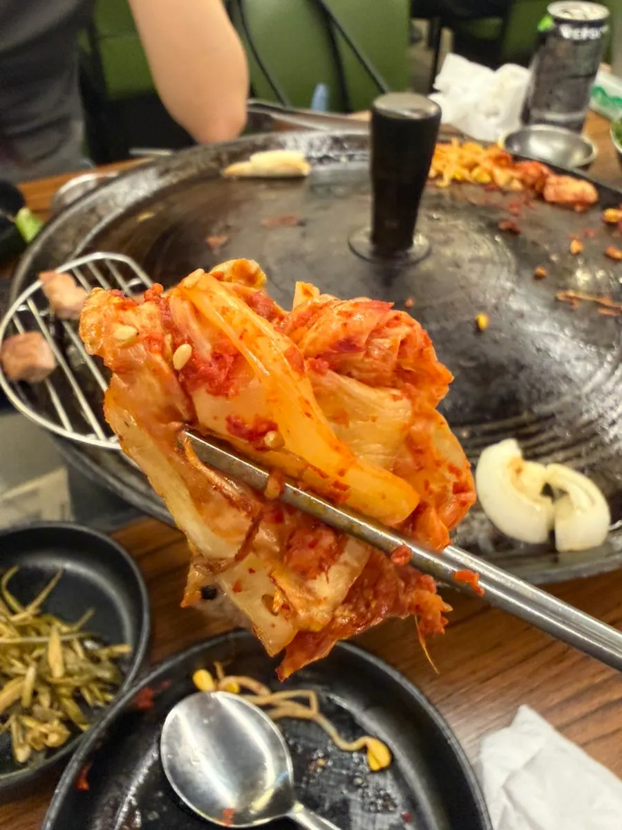 마늘 콩나물을 곁들인 삼겹살 쌈