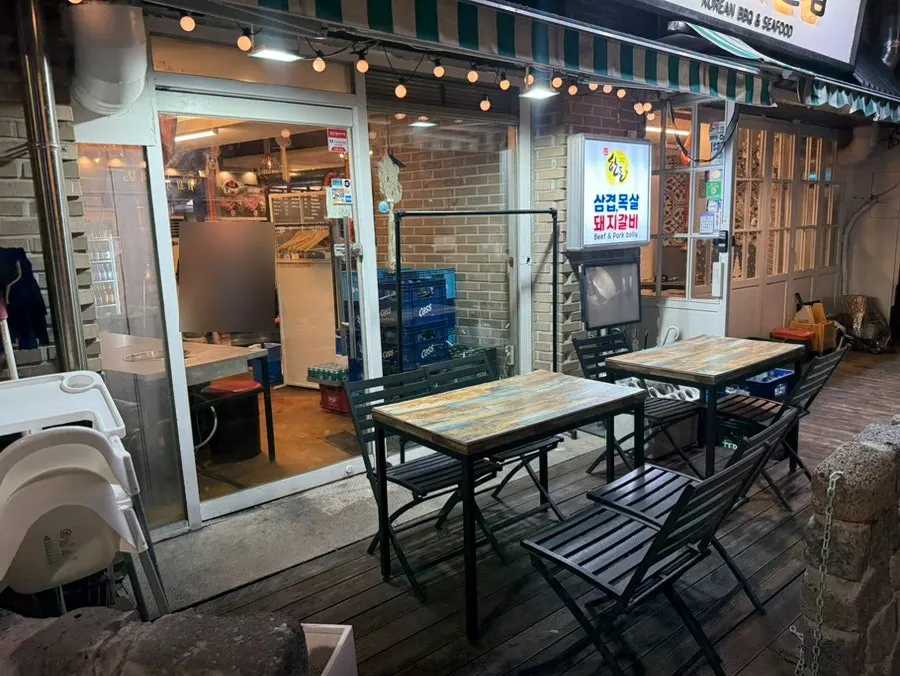 Outdoor yajang seating at Doldam Sutbuljip