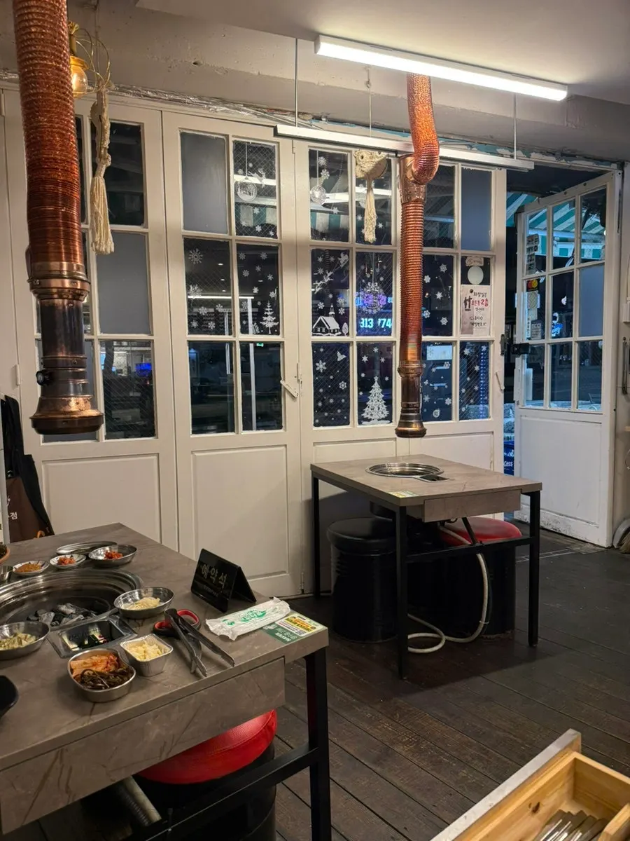 Overall view of Doldam Sutbuljip's interior