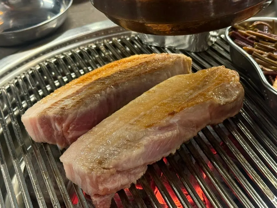 Tongsamgyeop grilling on the charcoal grill