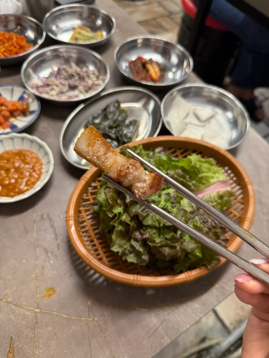 A bite-sized piece of cut tongsamgyeop