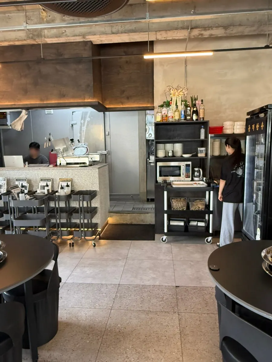 돌격한우 깔끔한 내부 인테리어