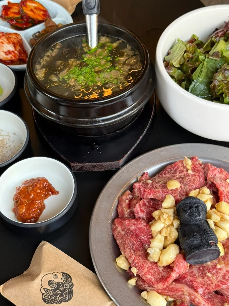 뚝배기에 끓여 나온 한우 소고기 미역국