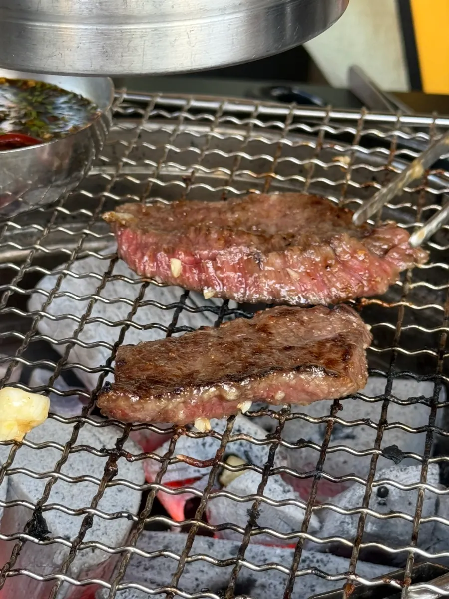 불판에 구워지는 마농 갈비살