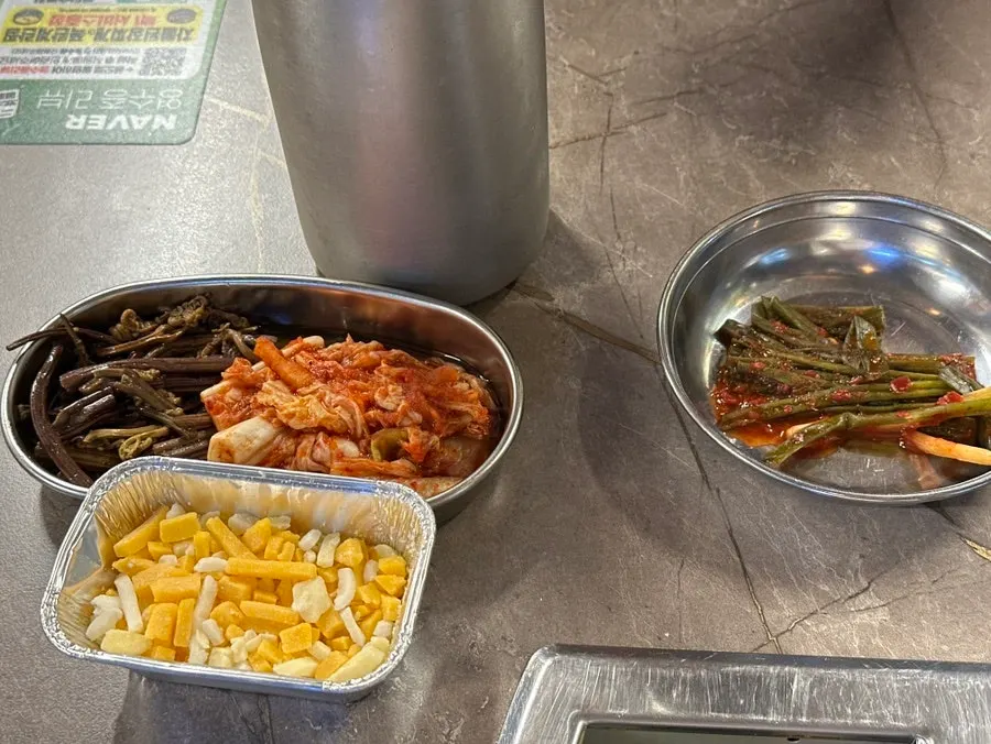 Side dish plate including myeongi-namul