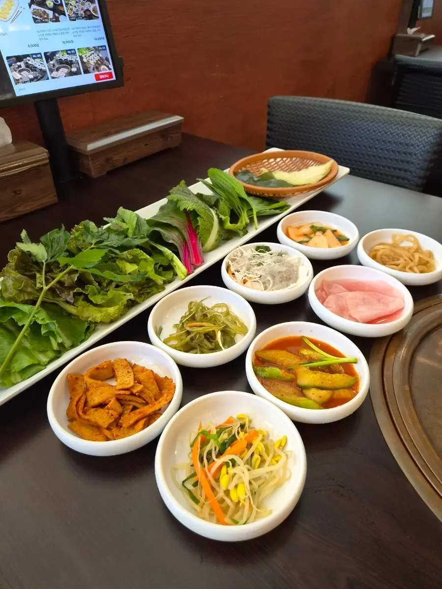 접시에 담긴 12종 쌈채소