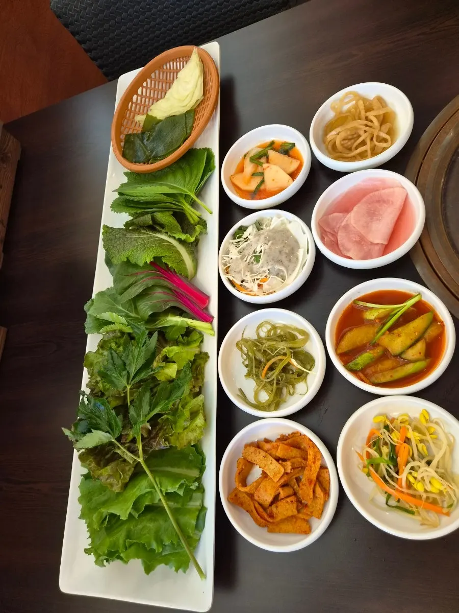 신선한 쌈채소 접시 근접 사진