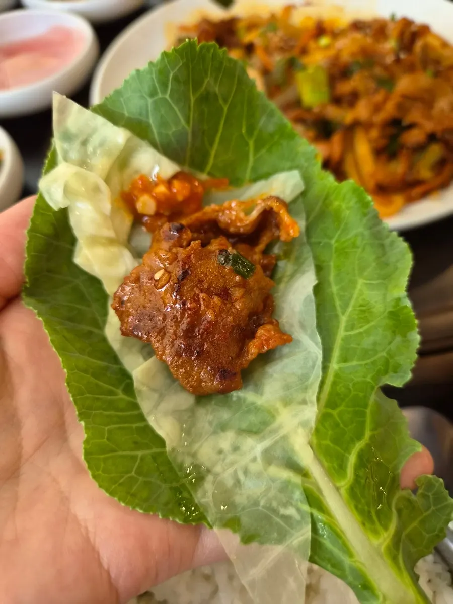 쌈채소에 올린 제육볶음 한 쌈