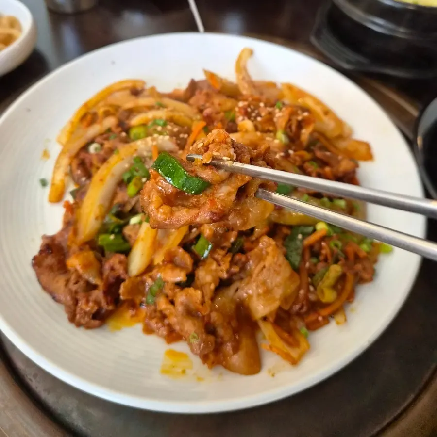 쌈채소 위에 제육볶음과 쌈장을 올린 쌈