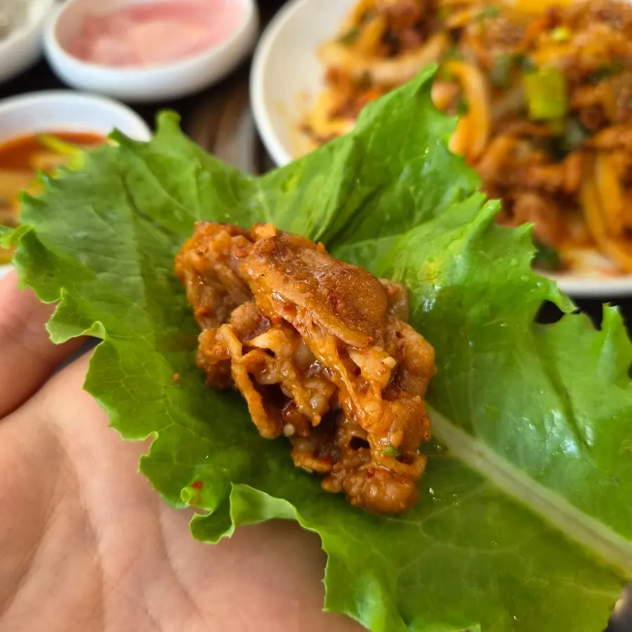 쌈채소 조합을 바꿔 싸 먹은 제육 쌈