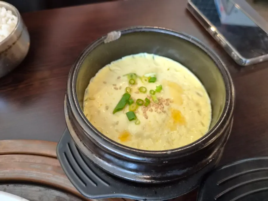 8첩 반찬과 계란찜, 된장찌개가 차려진 쌈밥정식 한 상