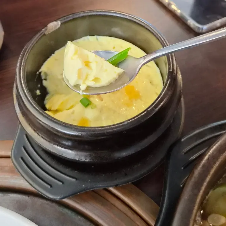 기본으로 나온 반찬 접시들