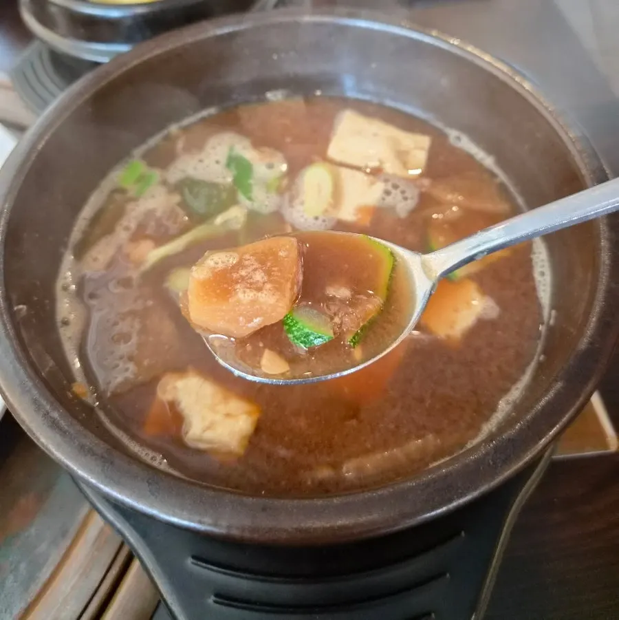 숟가락으로 떠낸 부드러운 계란찜
