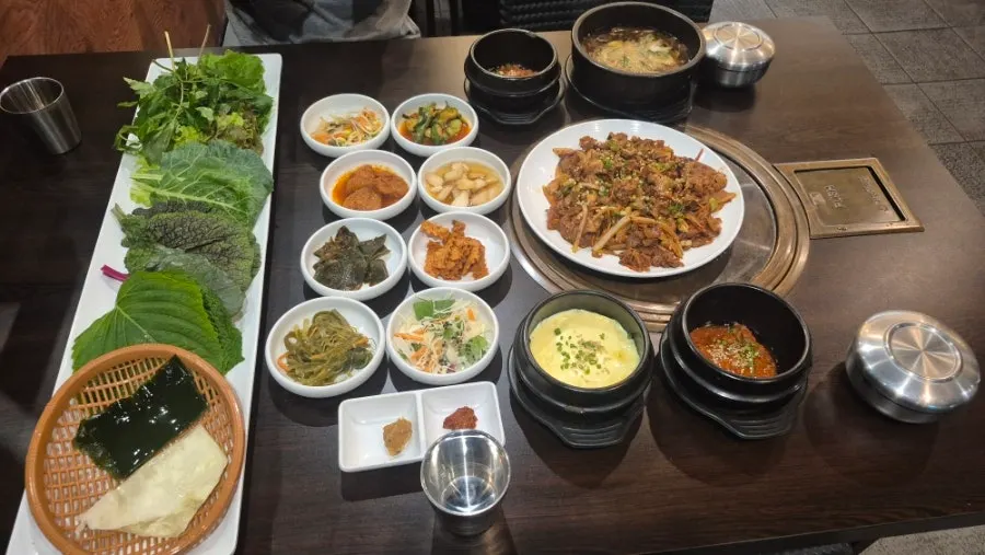 테이블에 놓인 태블릿 주문기