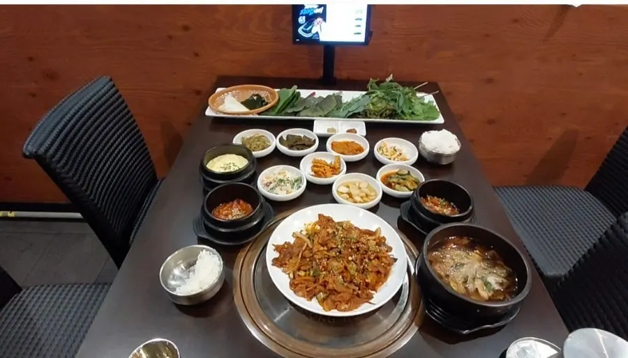 푸짐하게 차려진 돌쇠제육쌈밥 한 상