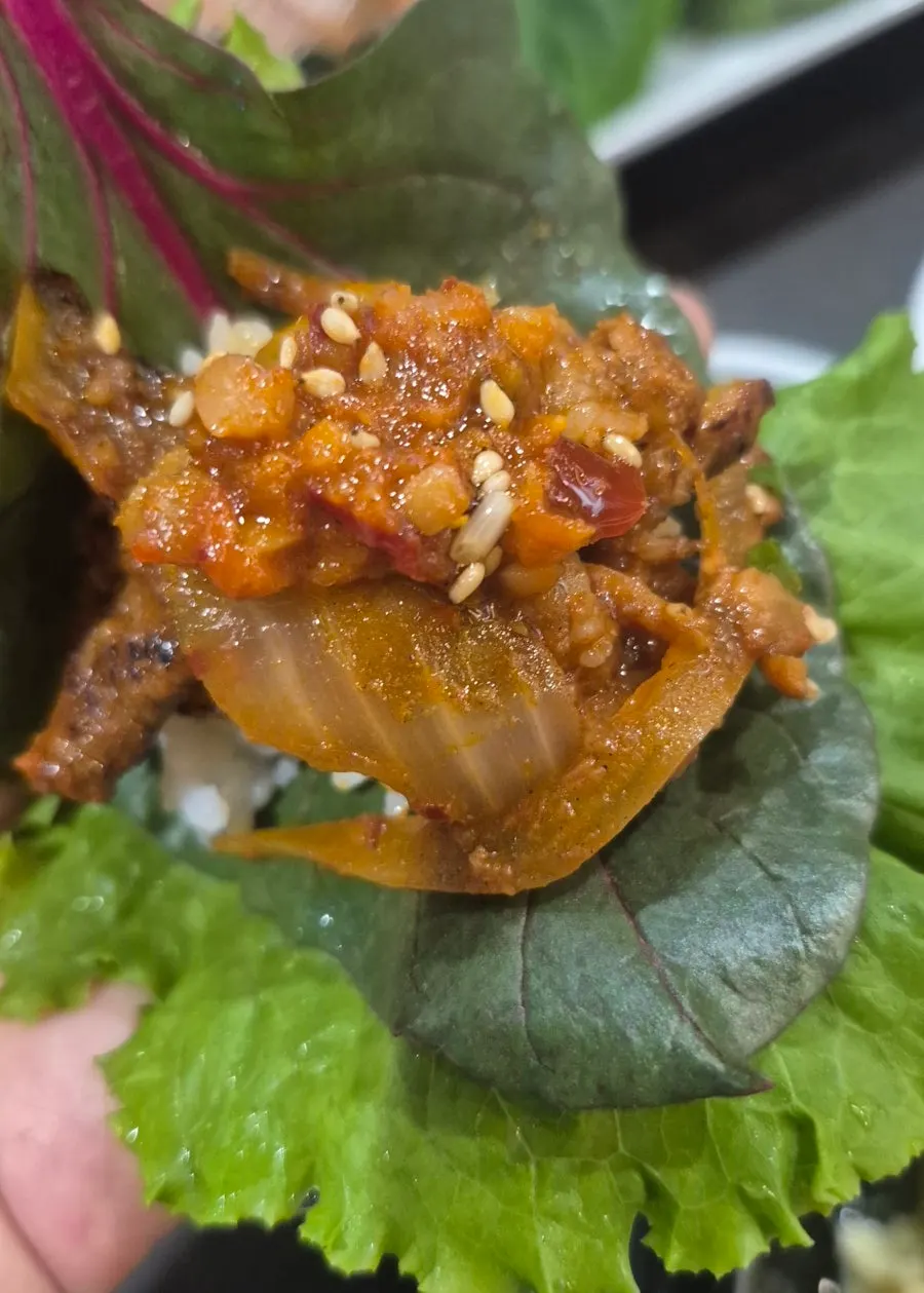 밥과 제육을 올린 쌈 한입