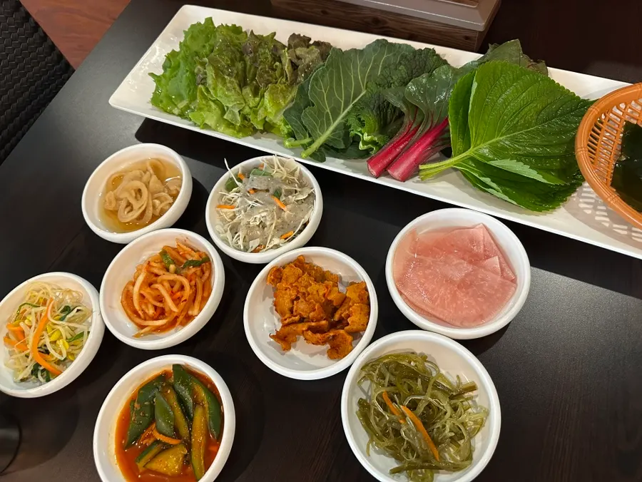 쌈밥과 함께 나온 여러 가지 반찬