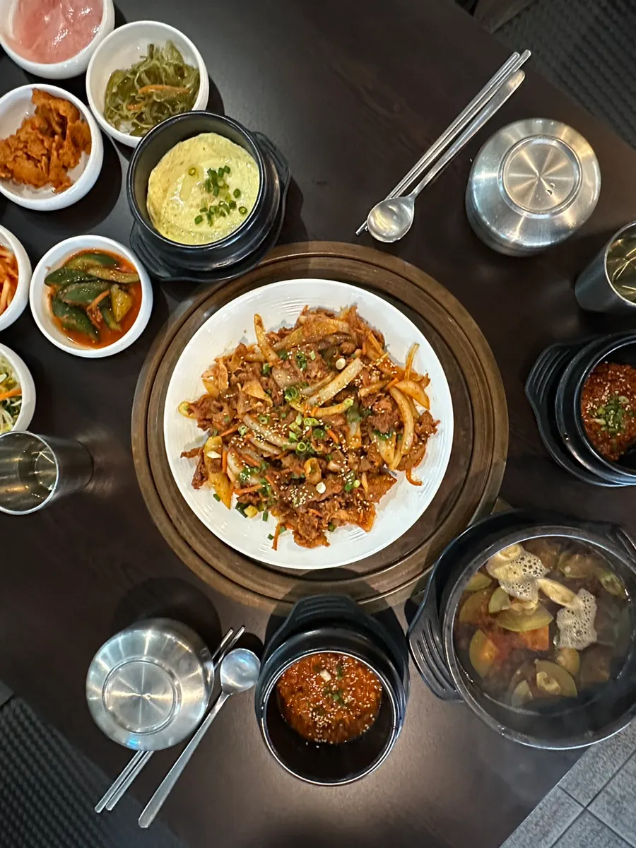 푸짐하게 차려진 쌈밥 한 상