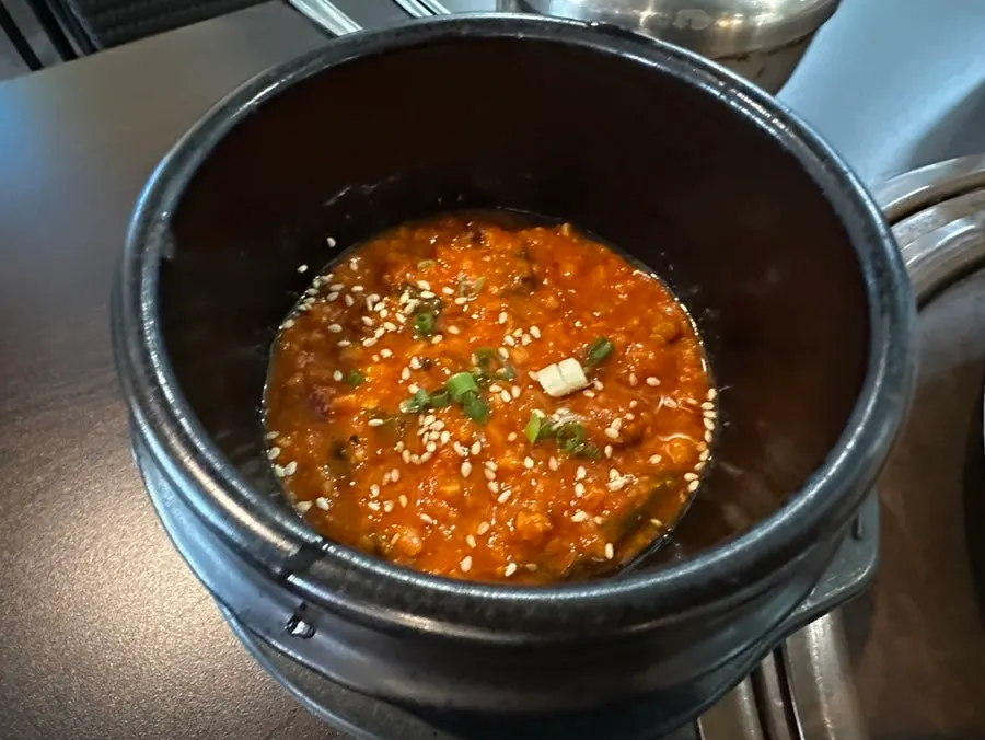 쌈 채소와 반찬이 놓인 테이블