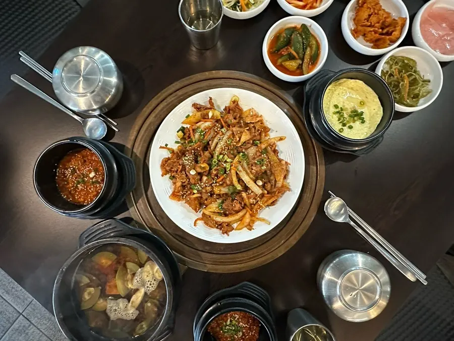 쌈 채소에 밥과 고기를 올린 모습