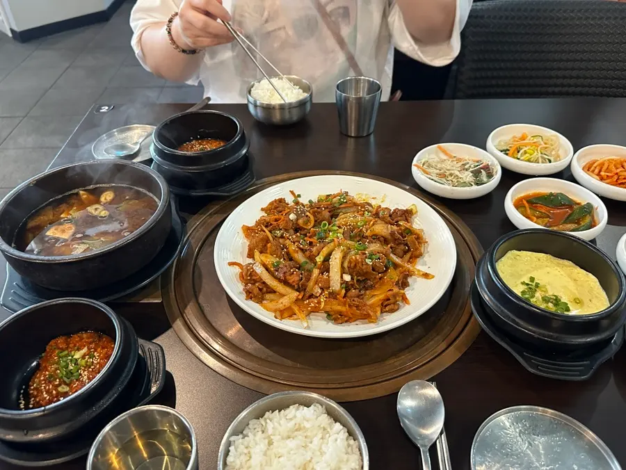 쌈을 싸서 한입 크게 먹기
