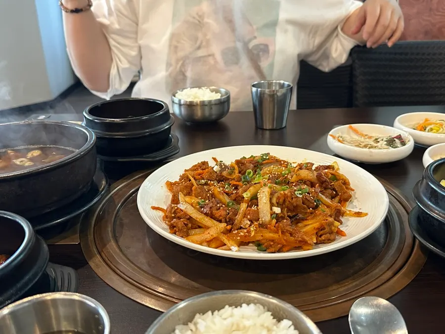 고기와 곁들임을 넣은 쌈