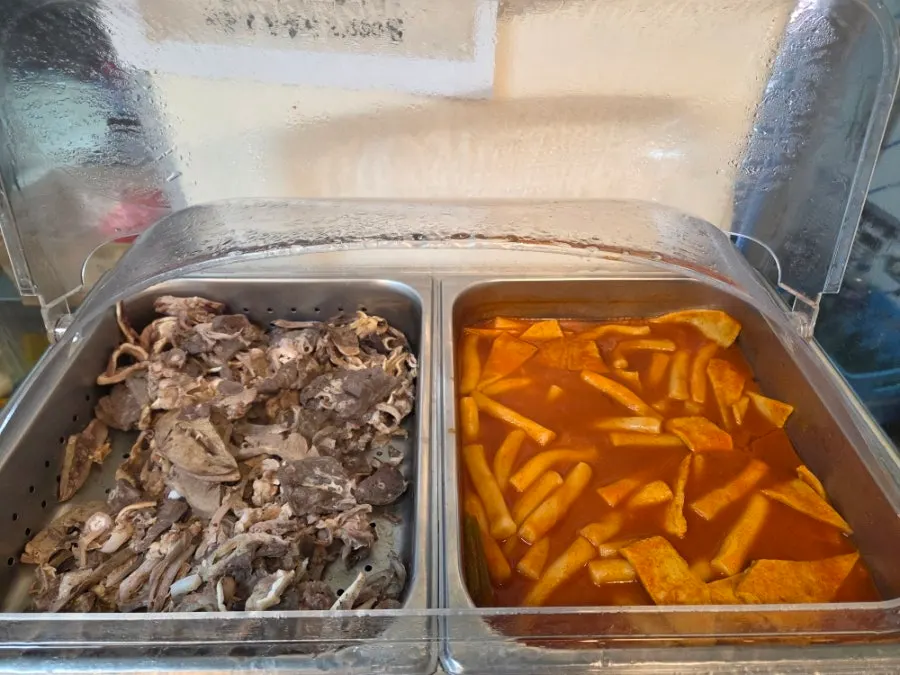 순대 내장과 떡볶이가 있는 셀프바
