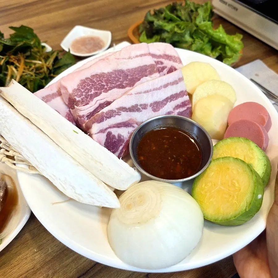 생삼겹살 4인분과 곁들임 채소 접시