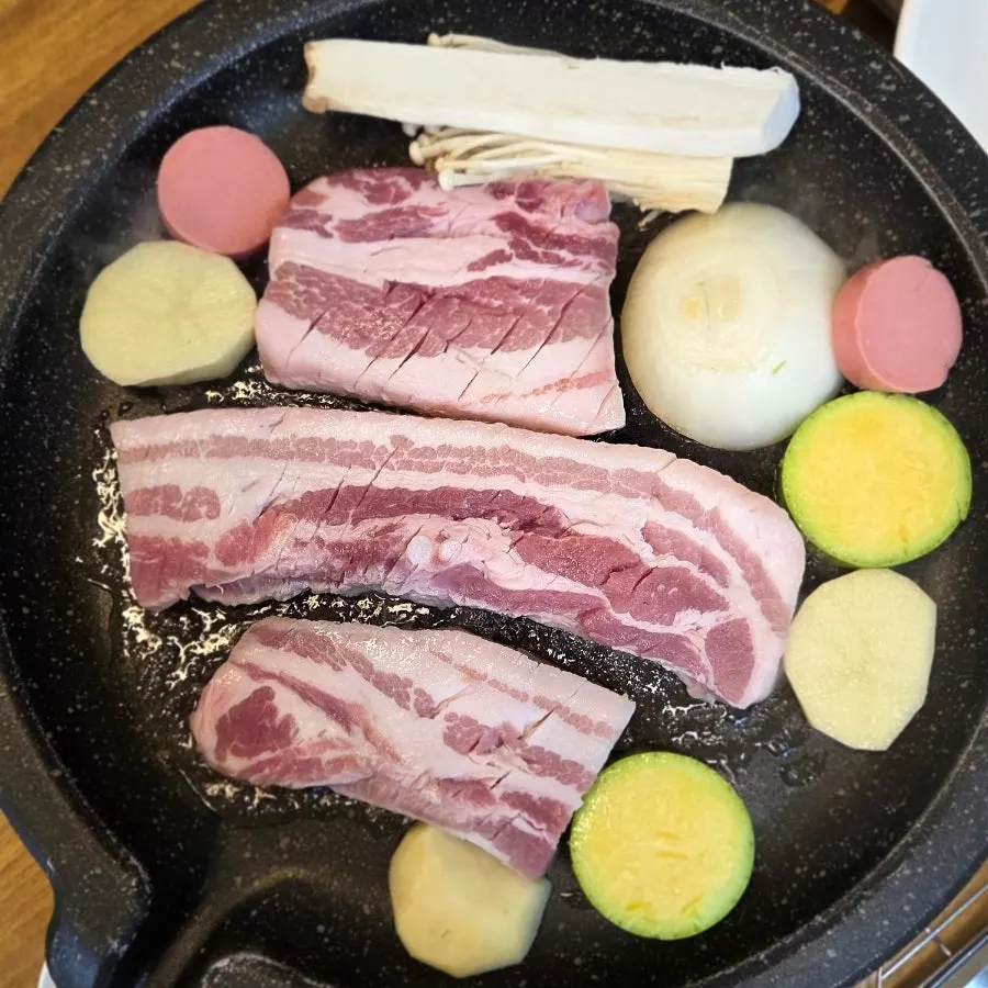 불판에서 익어가는 생삼겹살
