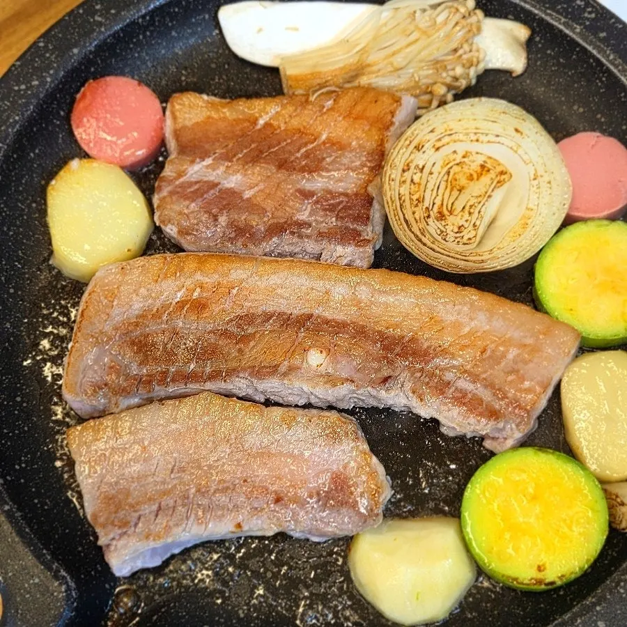 노릇하게 익은 삼겹살과 채소 구이