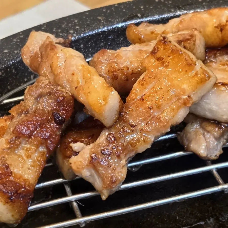 먹기 좋게 잘라 구워진 삼겹살