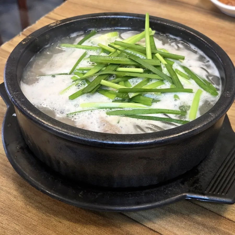 보글보글 끓여 나온 살코기국밥 뚝배기