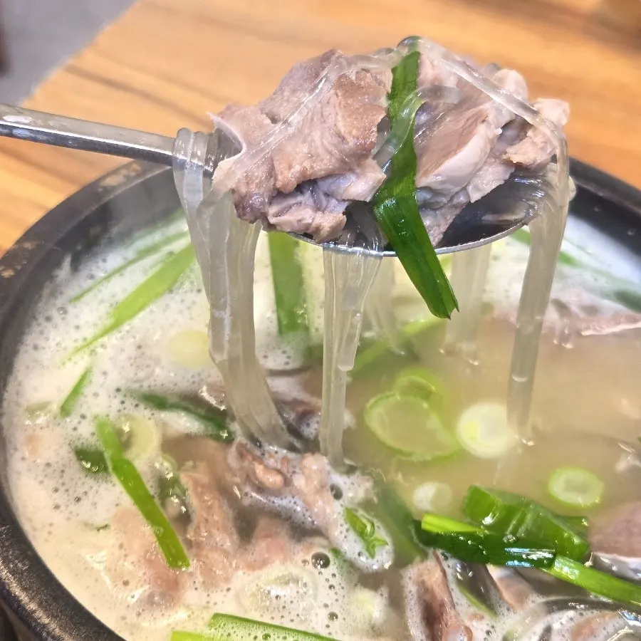 당면사리와 고기가 가득한 국밥 속