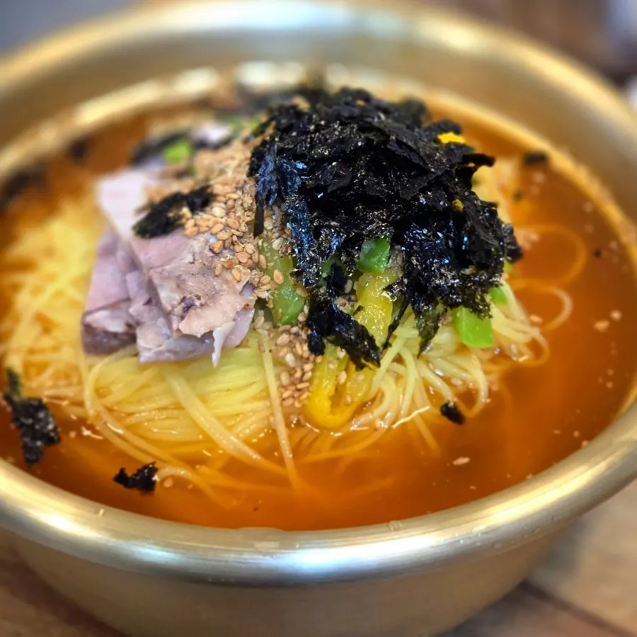수육이 올라간 잔치국수 한 그릇