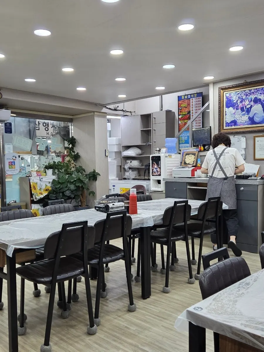 灯光明亮的东南会食堂1楼内部
