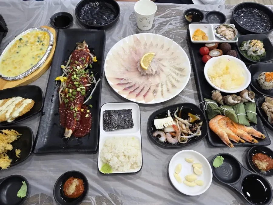 三人份什锦生鱼片配餐前小菜的一桌