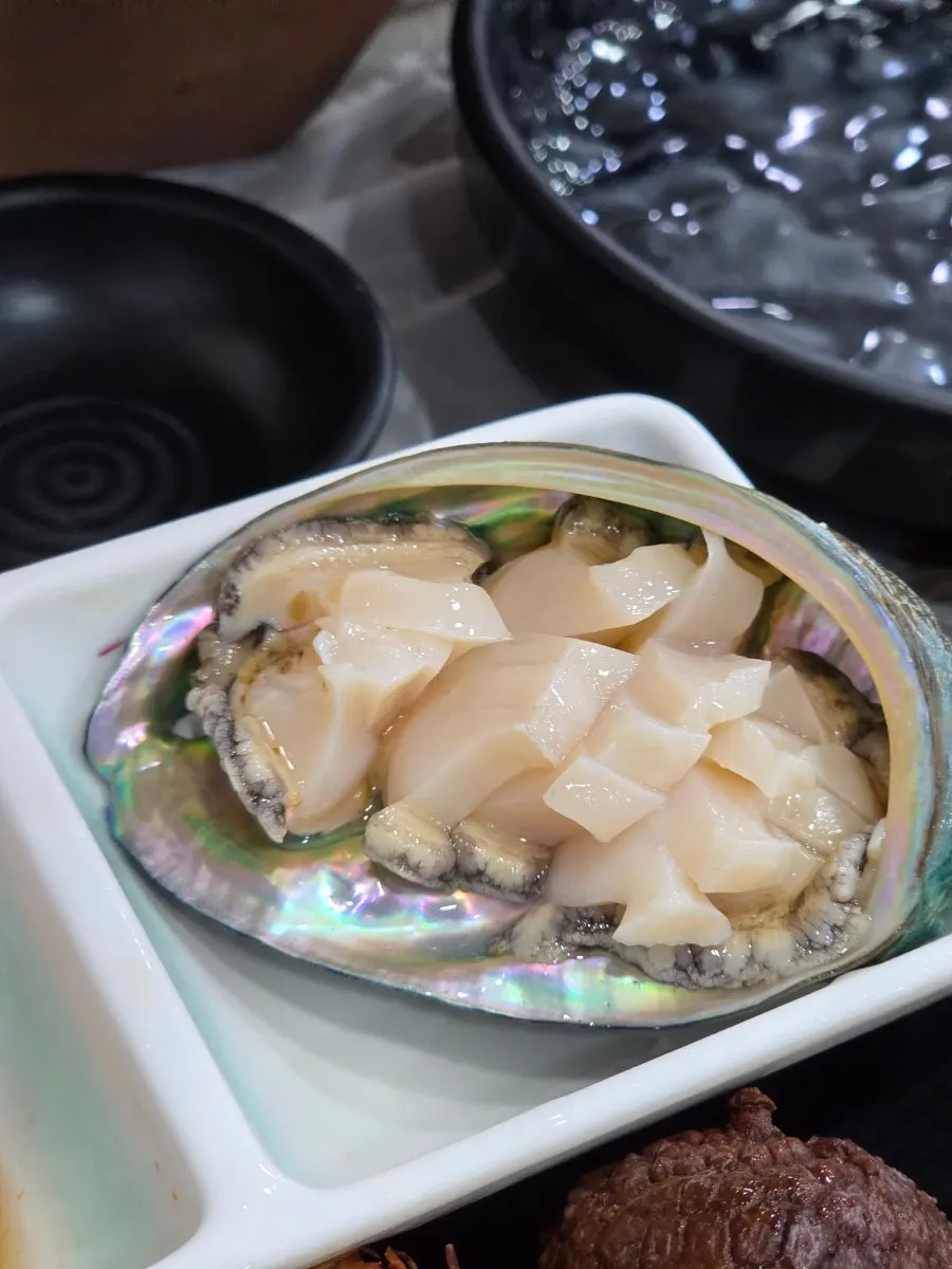 鲍鱼生鱼片拼盘