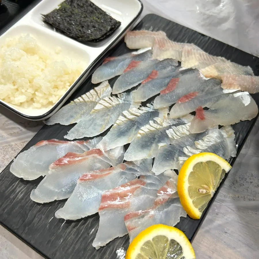 Sashimi plate included with the set