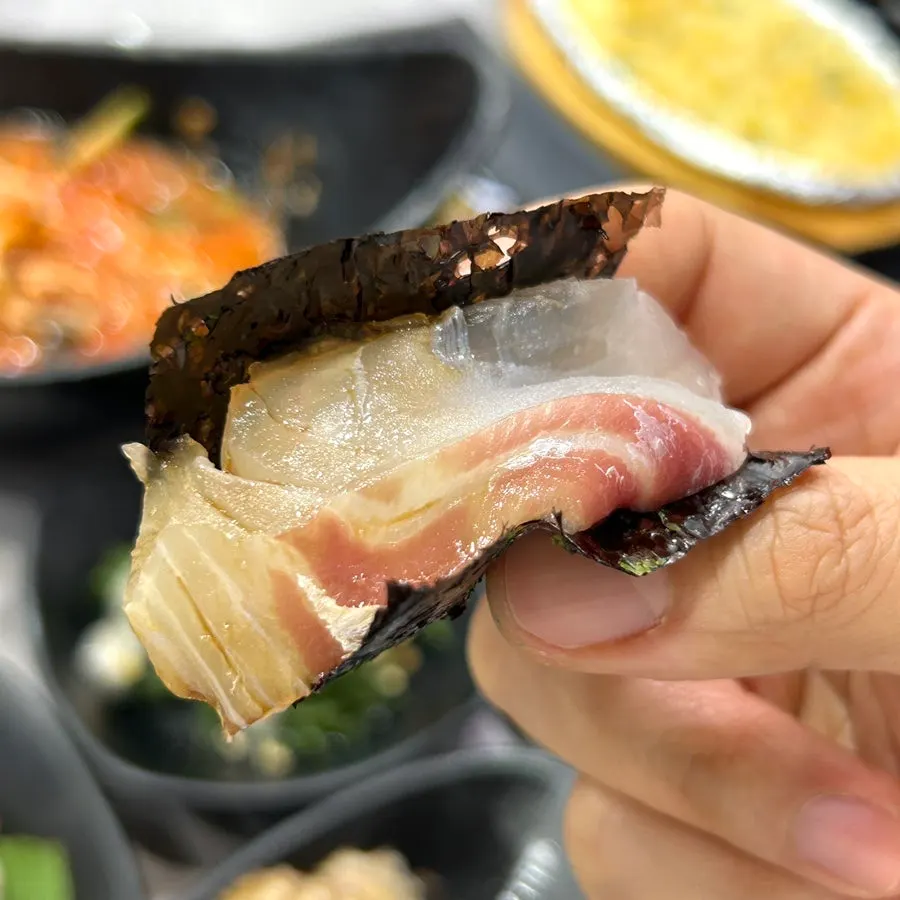 Seaweed topped with vinegar rice and sashimi